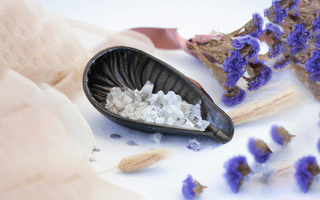Cristallo-terapia nella Cosmetica: L'Incredibile Potere delle Pietre Preziose come Ingrediente delle Creme
