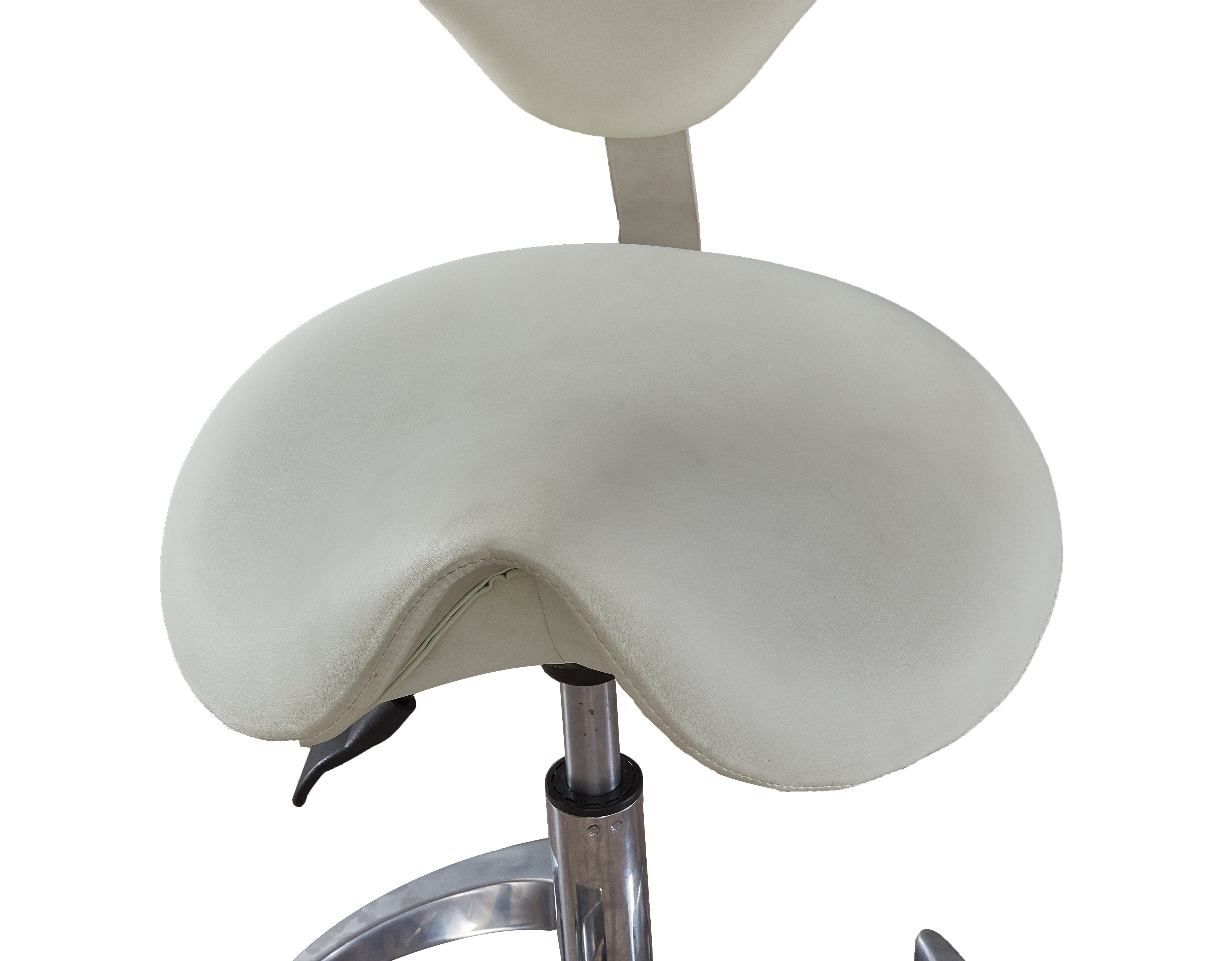 Sgabello a sella con schienale regolabile in altezza e base piroettante in acciaio.