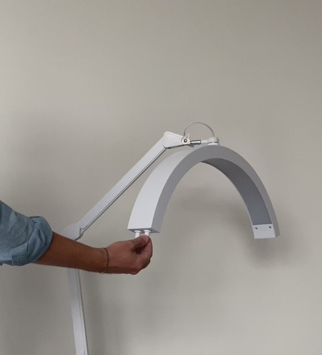 Carica video: Lampada Led ad Arco Regolabile